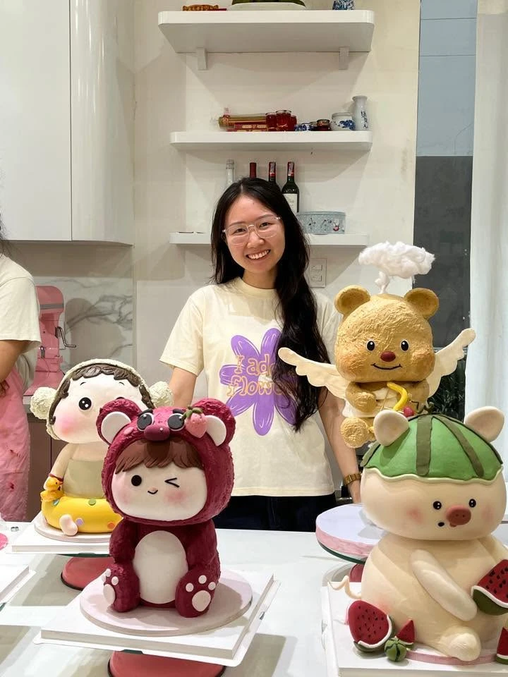 Linh – chủ tiệm Bánh Cakery bên những chiếc bánh nặn thủ công