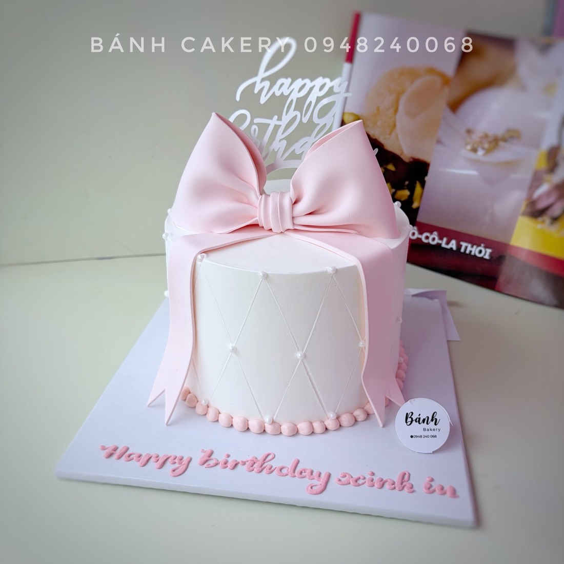Bánh thiết kế theo yêu cầu: hộp quà nơ hồng